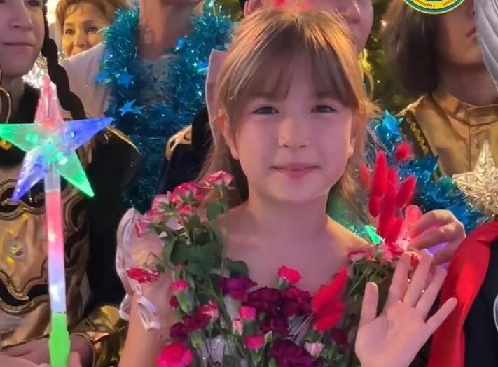 Школьница из СКО сшила новогодний костюм из 100 роз