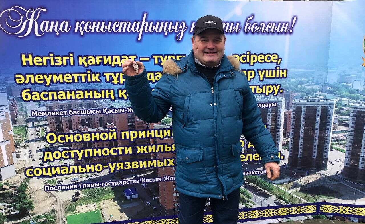 «До сих пор не верим»: 600 очередников получили ключи от квартир в Петропавловске