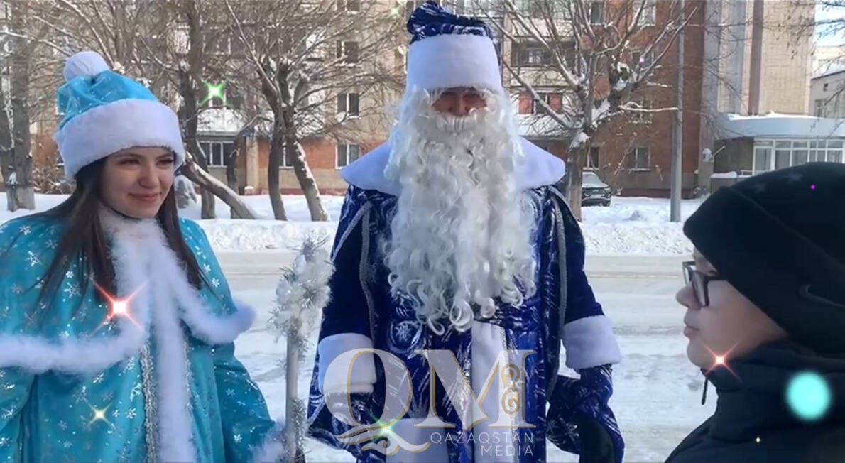 Полицейские СКО в роли Деда мороза и Снегурочки поздравили водителей