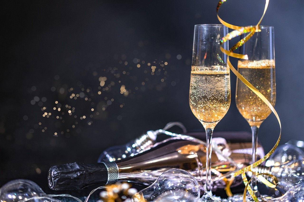 Оптимальную норму шампанского на Новый год назвал диетолог