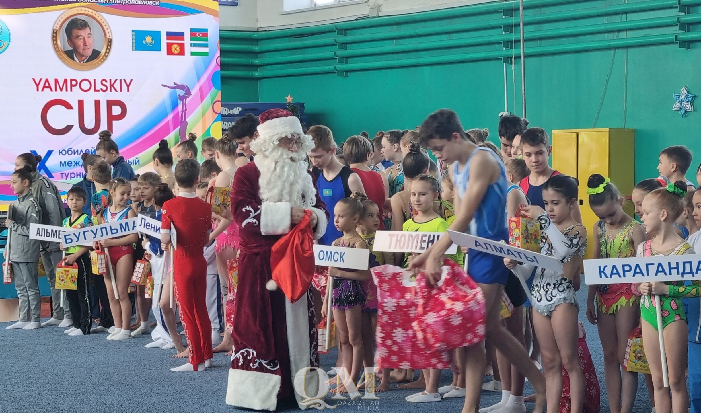 Дед Мороз поздравил акробатов с началом международного турнира в Петропавловске