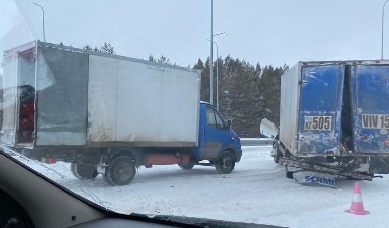 «Газель» протаранила ограждение и столкнулась с легковушкой на трассе возле Петропавловска