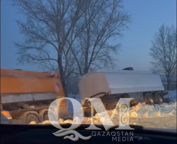 СҚО-да жол жиегіне түсіп кеткен бензоводы бір тәуліктен бері шығара алмай жатыр