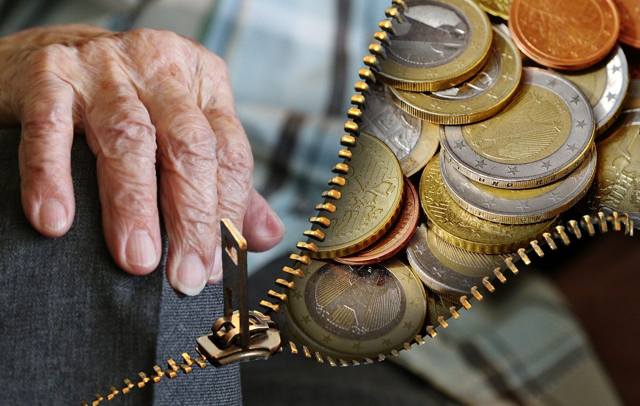 Пенсии и пособия повышены в Казахстане