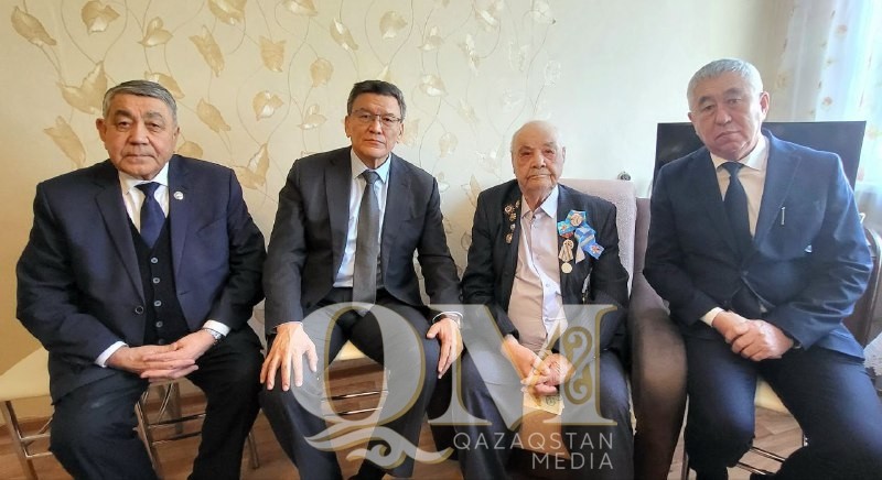 Ветерана войны Фёдора Щеглова с днем рождения поздравил аким СКО