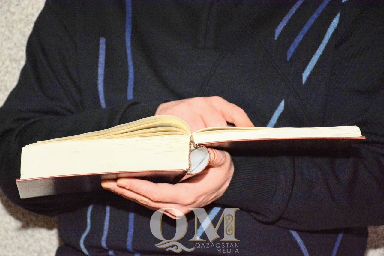 СҚО полицейлері шетел азаматынан тыйым салынған кітапты тәркіледі