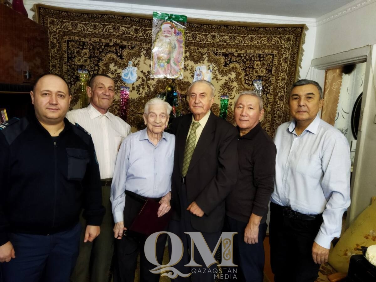 95-летнего ветерана навестили сотрудники полиции в Петропавловске