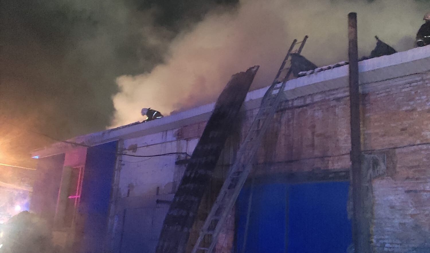 Ночью спасатели боролись с крупным пожаром в Петропавловске