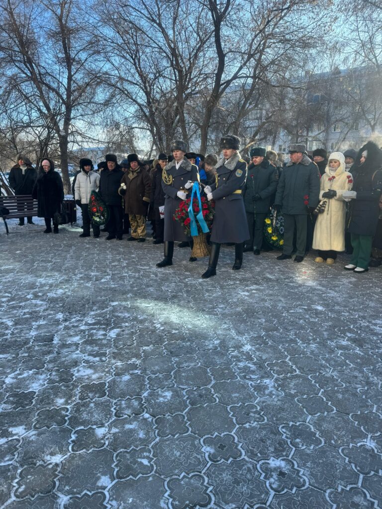 Петропавлда Ауған соғысы жауынгерлерінің ескерткішіне гүл шоқтары қойылды 