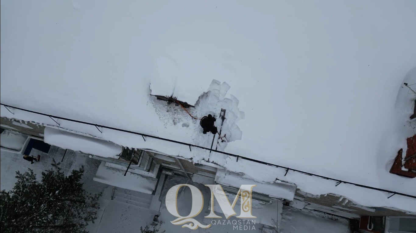 В Петропавловске очищают крыши многоэтажек от снега