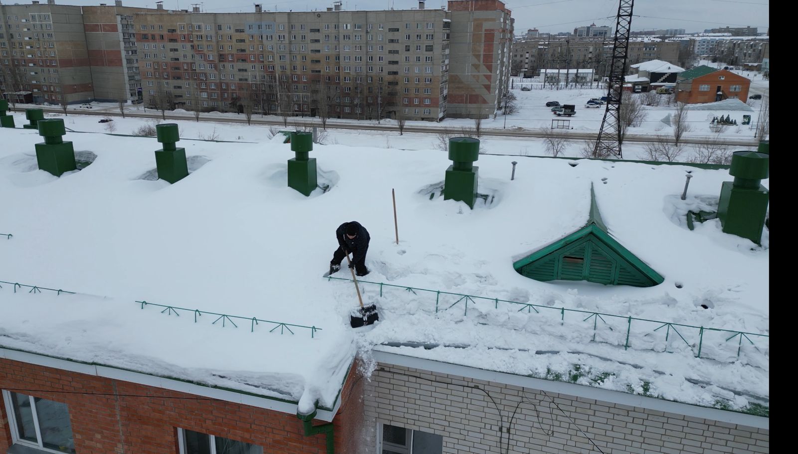 Петропавлда шатырын қардан тазаламағандарға айыппұл салынады