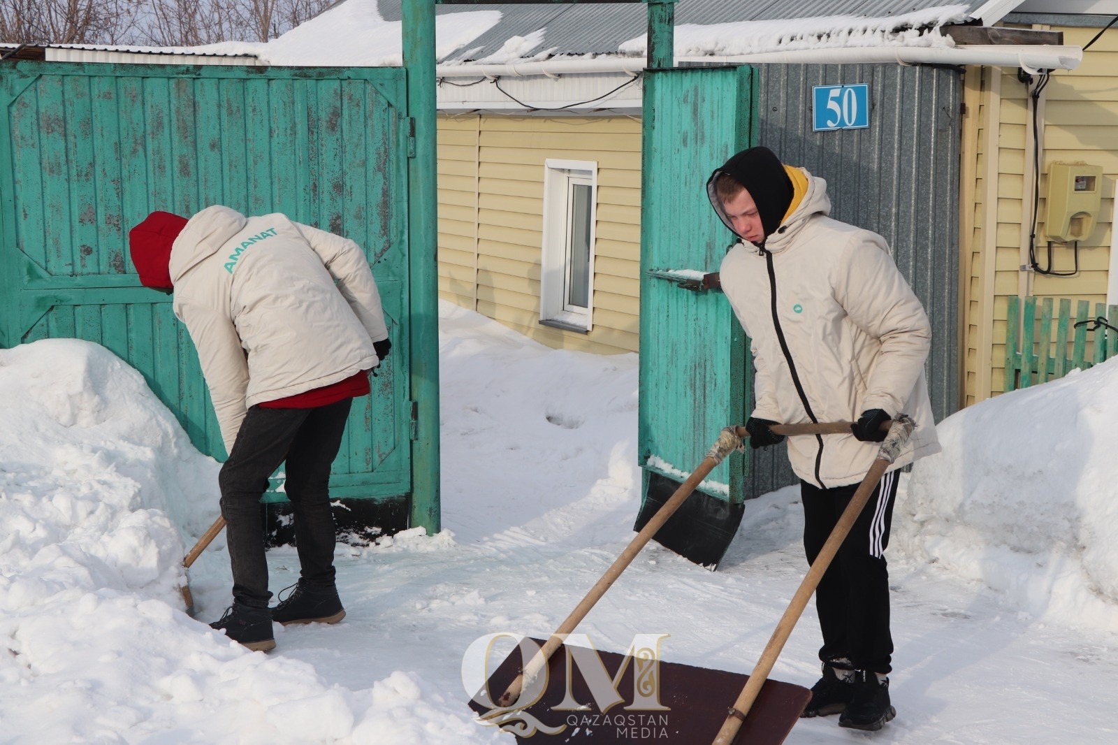 Петропавлда волонтерлер қарттарға қар тазалауға көмектесті