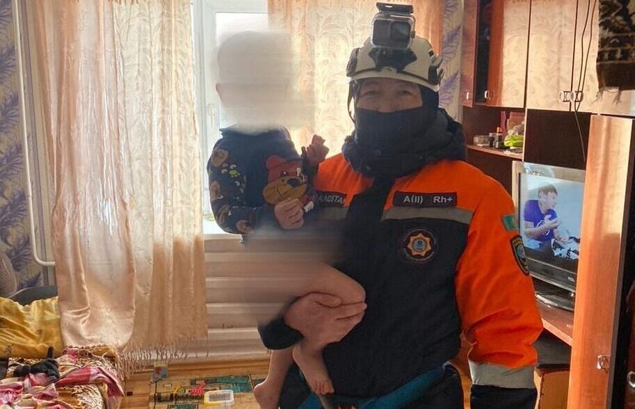 Захлопнулись двери: двум старушкам и малышу помогли спасатели в СКО