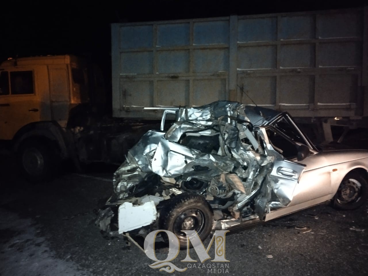Водитель погиб: КамАЗ столкнулся с легковушкой на трассе в СКО