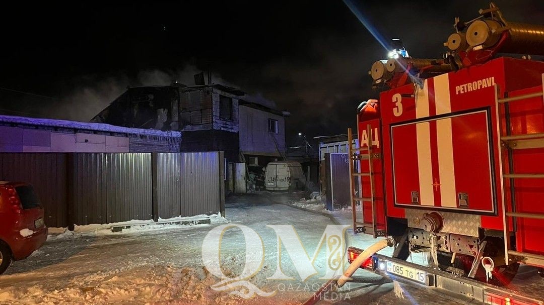 Крыша и второй этаж СТО сгорели в Петропавловске