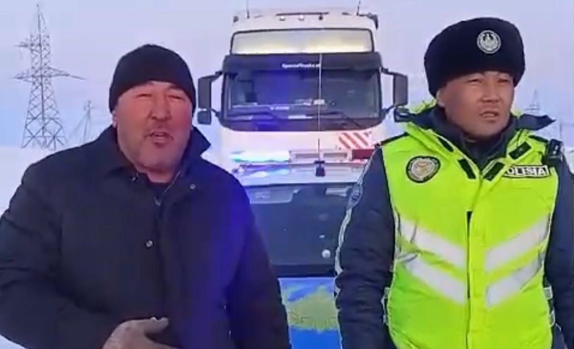 Большегруз с товаром застрял на трассе в Акмолинской области