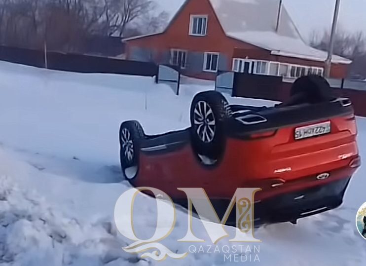 Женщина госпитализирована: машина перевернулась в Бесколе СКО