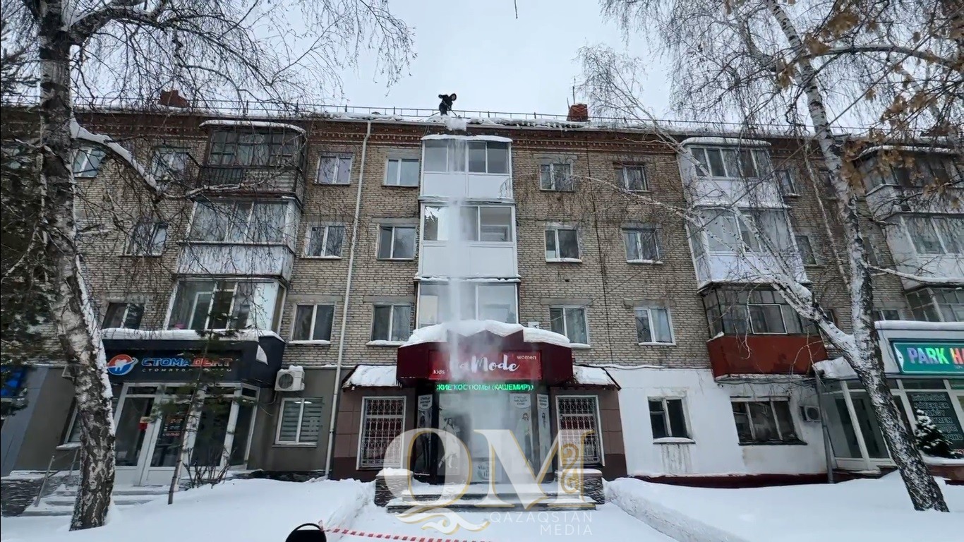 В Петропавловске очищают крыши многоэтажек от снега