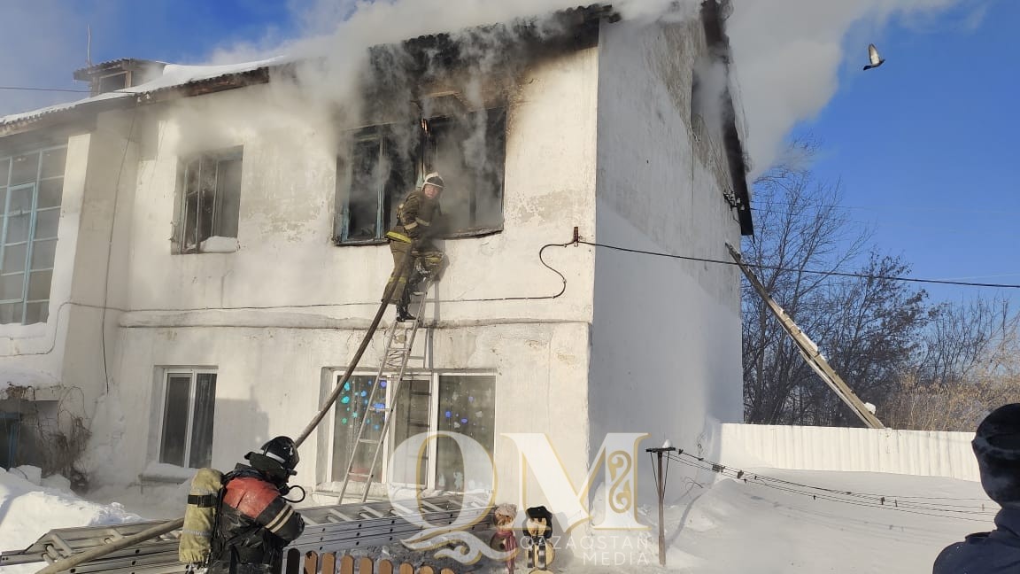 Три газовых баллона вынесли из горящего дома спасатели СКО