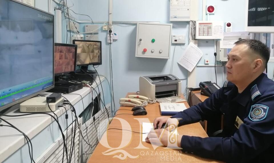 Пьяного сельчанина, замерзающего в сугробе, спасли благодаря видеокамерам в СКО