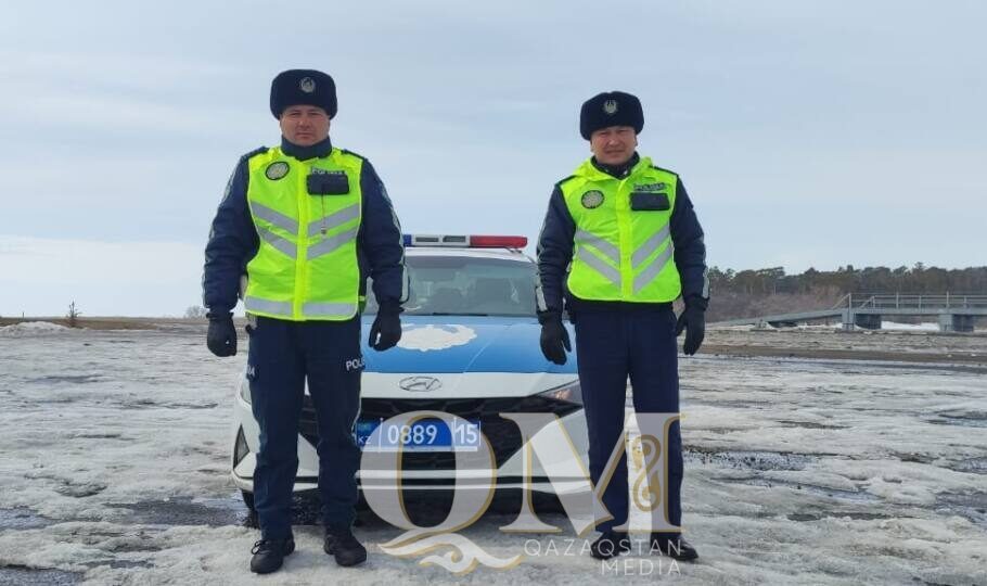 Полицейские помогли семье, застрявшей на ночной трассе в СКО