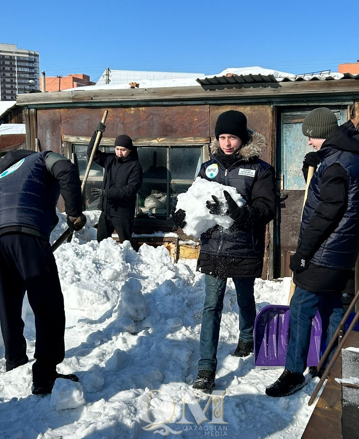 630 дворов очистили от снега волонтеры в СКО