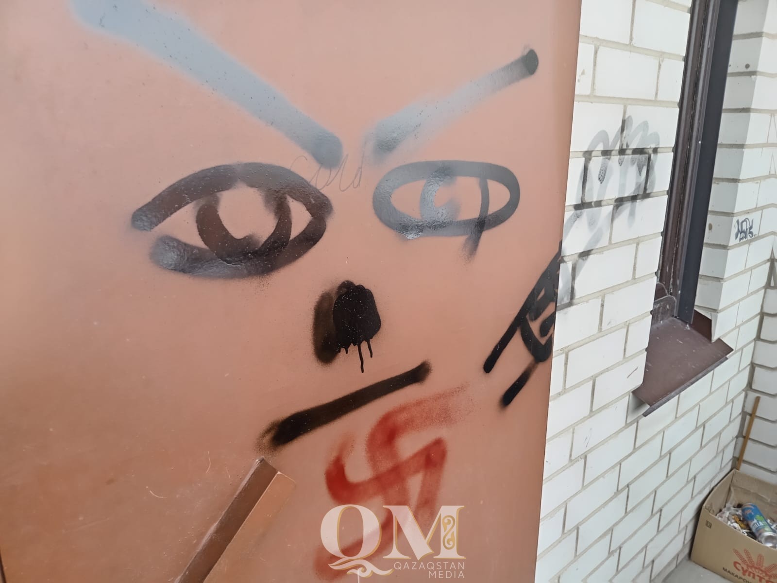 Свастикой неизвестные разрисовали подъезд в новостройке Петропавловска