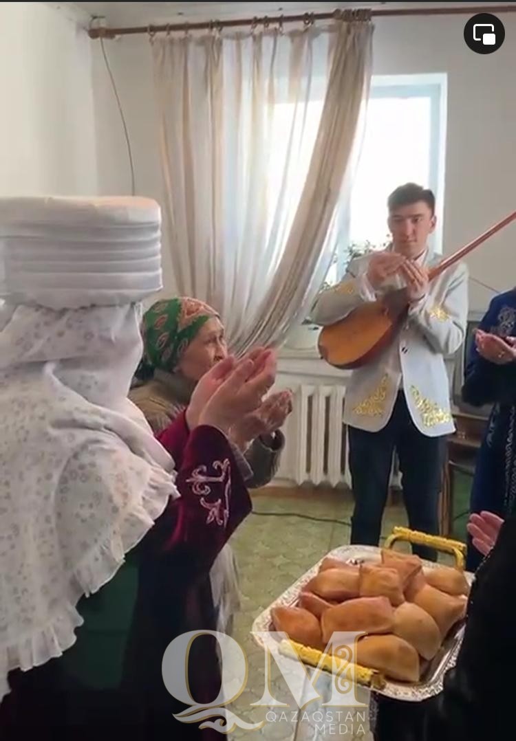 Уәлиханов ауданының белсенділері отасқандарына 55 жыл болған отбасыларды құттықтады