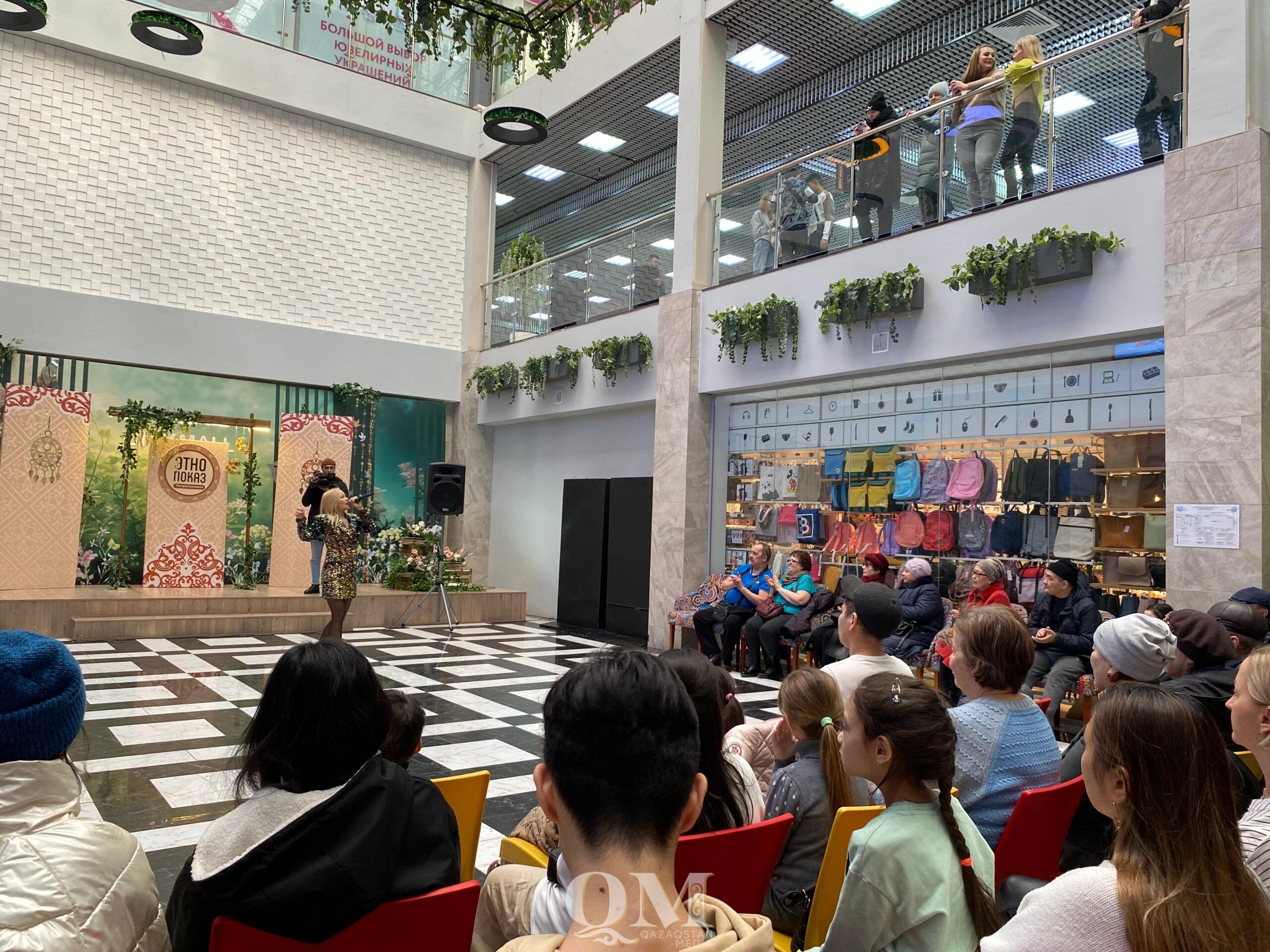 Артисты североказахстанской филармонии дали концерт в ТРЦ Петропавловска