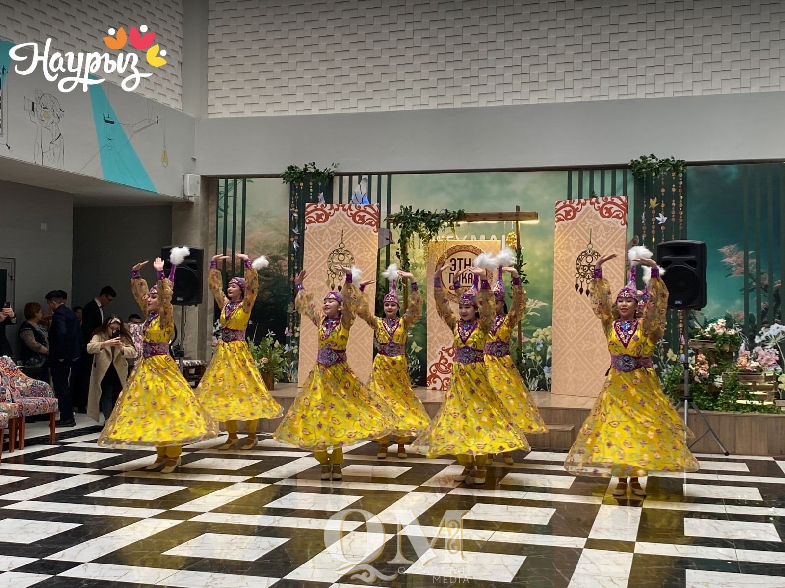 Артисты североказахстанской филармонии дали концерт в ТРЦ Петропавловска