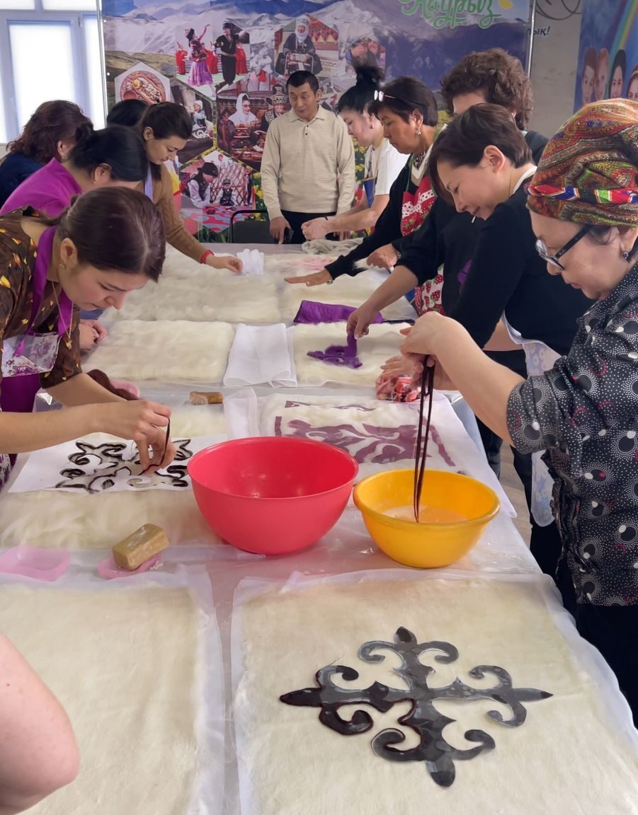 12 солтүстікқазақстандық келіншек киіз басуды үйренді