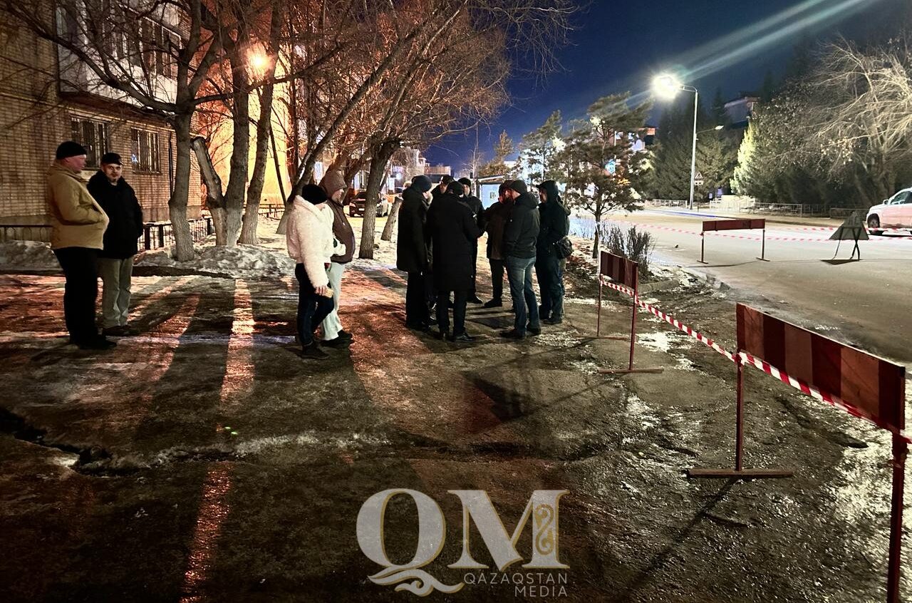 Асфальт провалился в центре Петропавловска