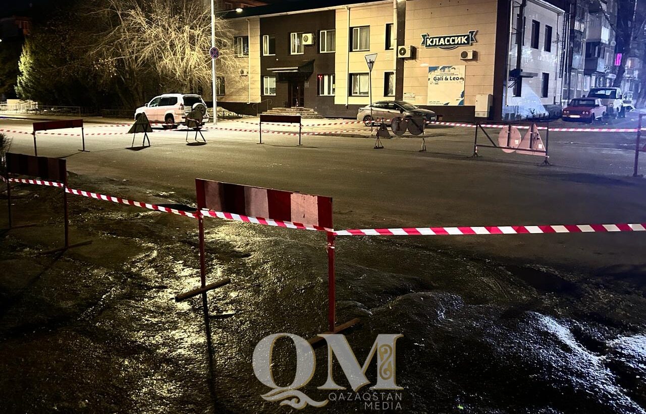Петропавлдың қақ ортасында асфальт опырылып түсті