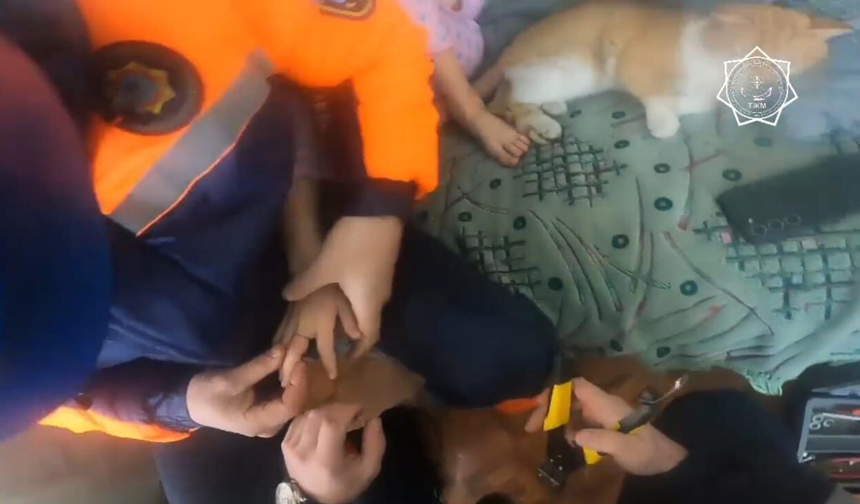 Снять кольцо с опухшего пальца помогли девочке спасатели в Петропавловске