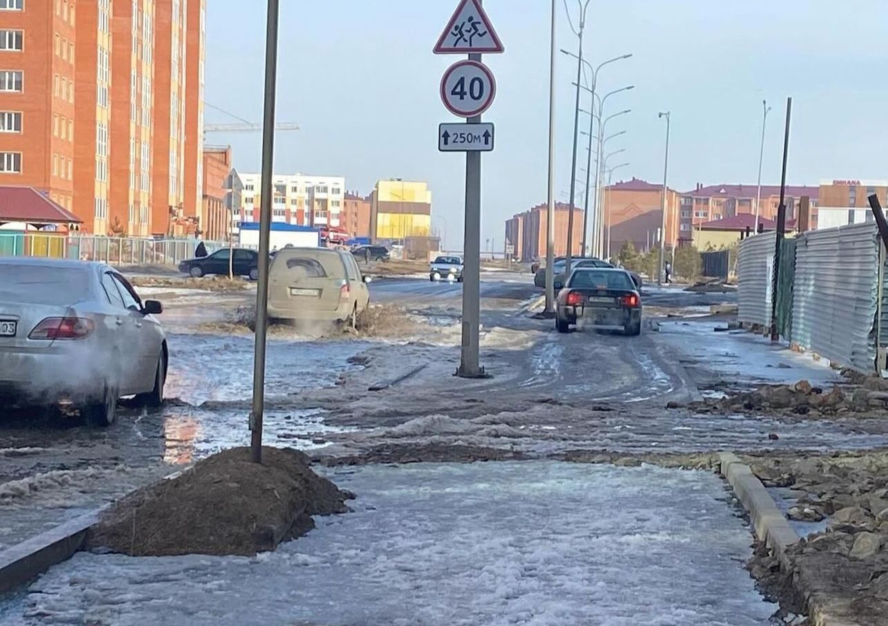 Из-за затопленных дорог машины ездят по тротуарам в Кокшетау
