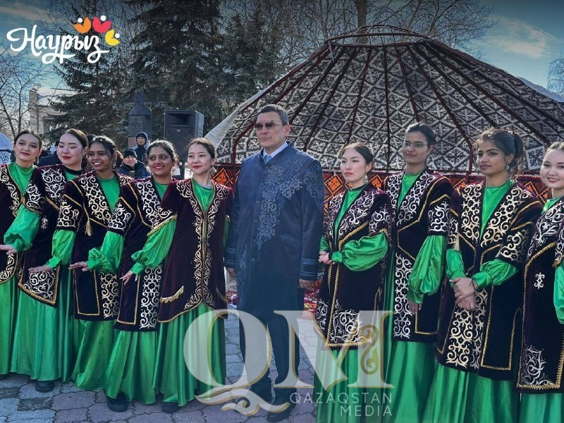 Студенты из Индии станцевали қара жорға в Петропавловске