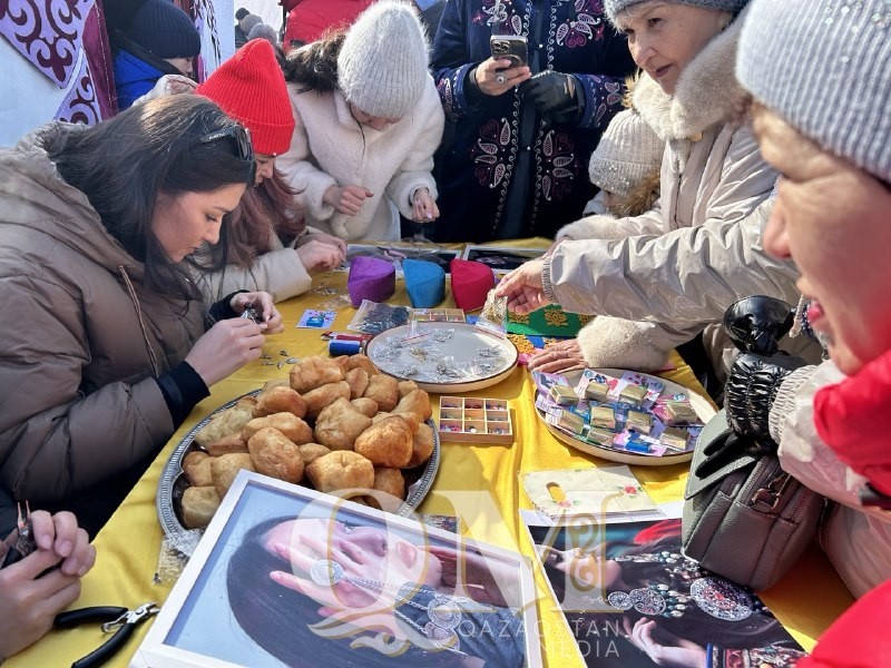 Петропавлда Наурыз мейрамын тойлауға келгендер қазақтың ұлттық әшекей бұйымдарын жасап үйренді