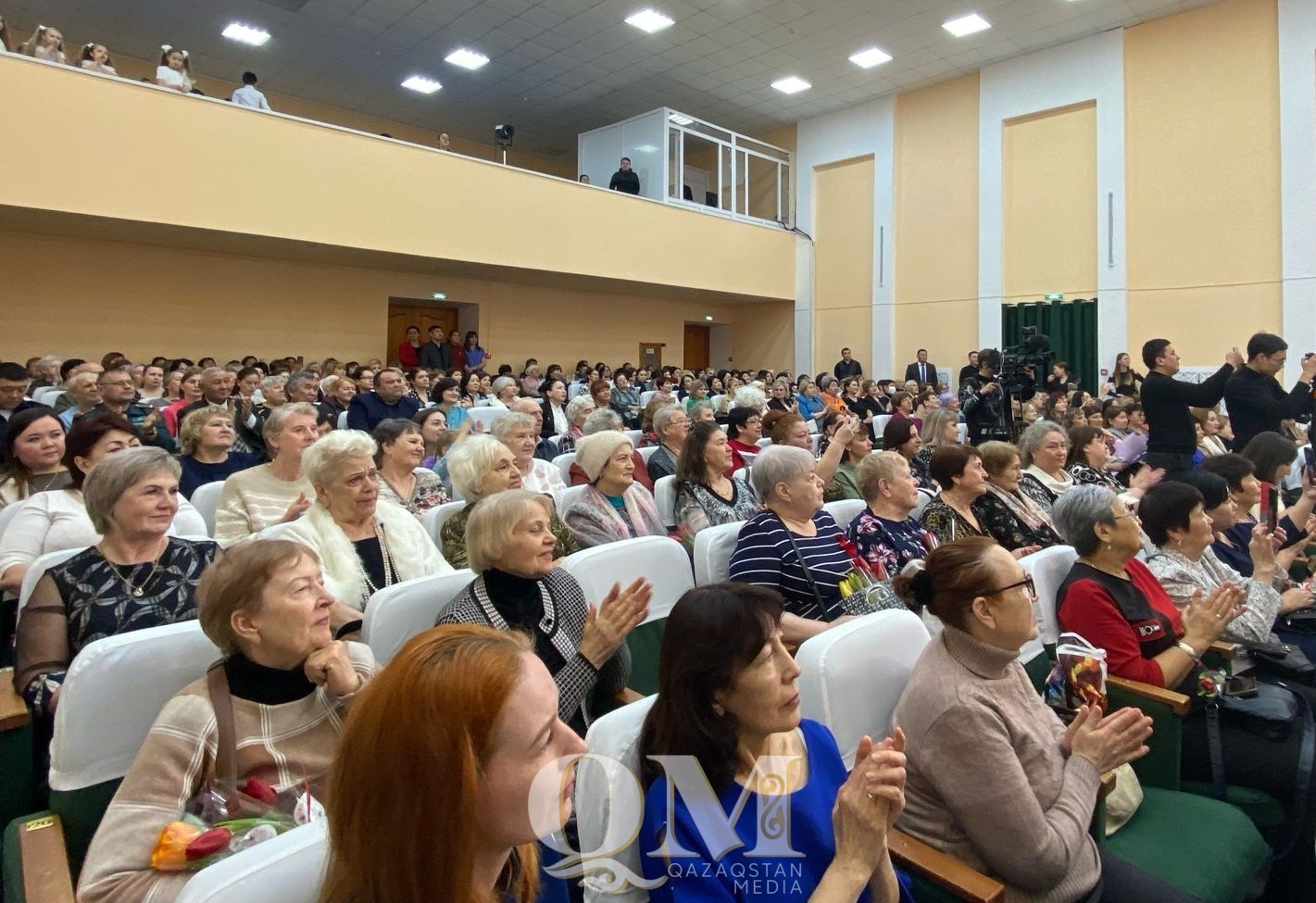 Аким Петропавловска поздравил женщин с 8 марта