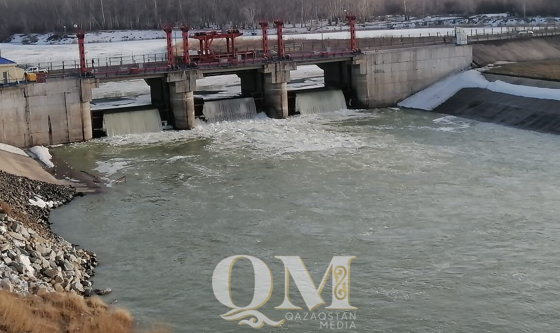 Сброс воды начали на гидроузле в Петропавловске