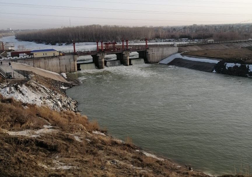 Сброс воды начали на гидроузле в Петропавловске