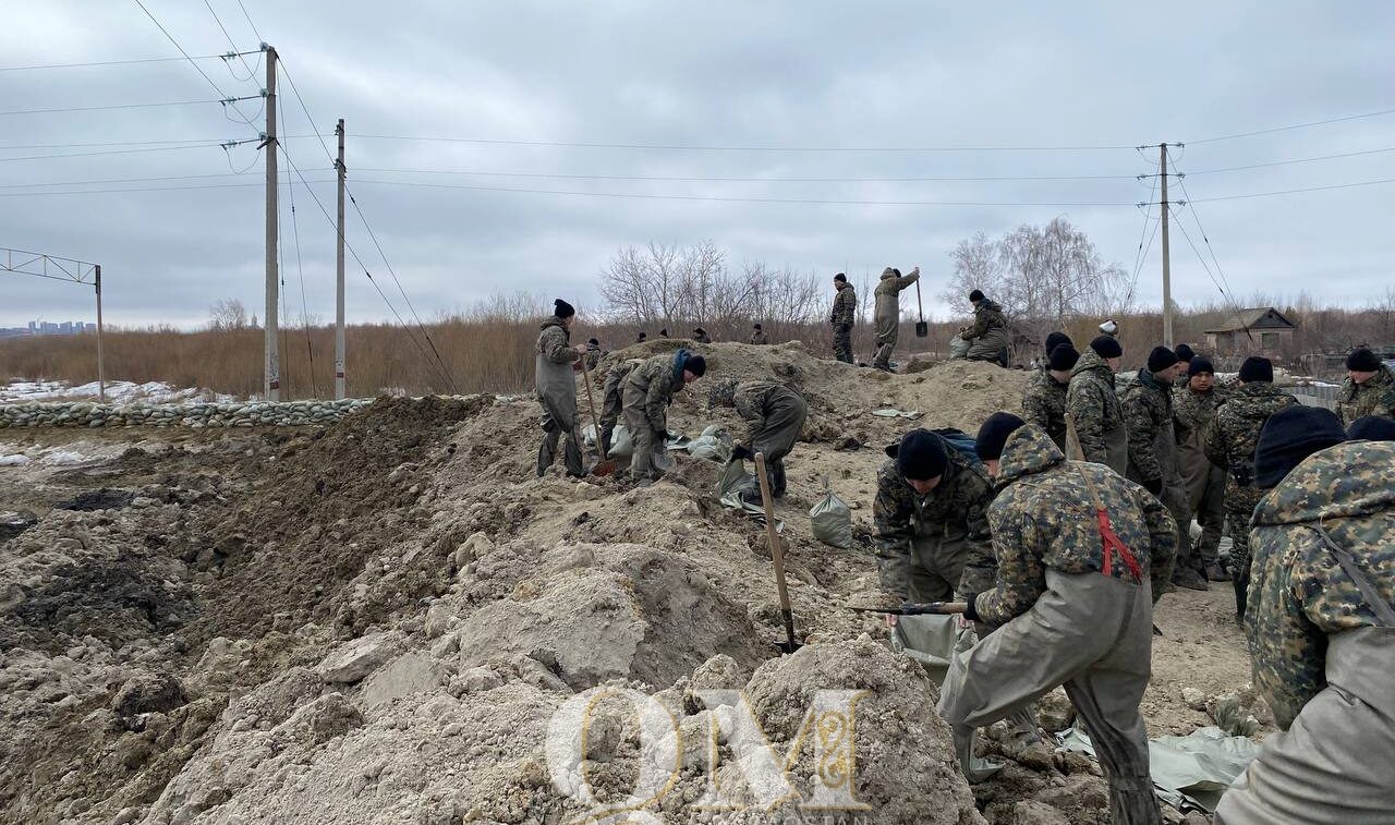 Военнослужащие спасают поселок Заречный в Петропавловске
