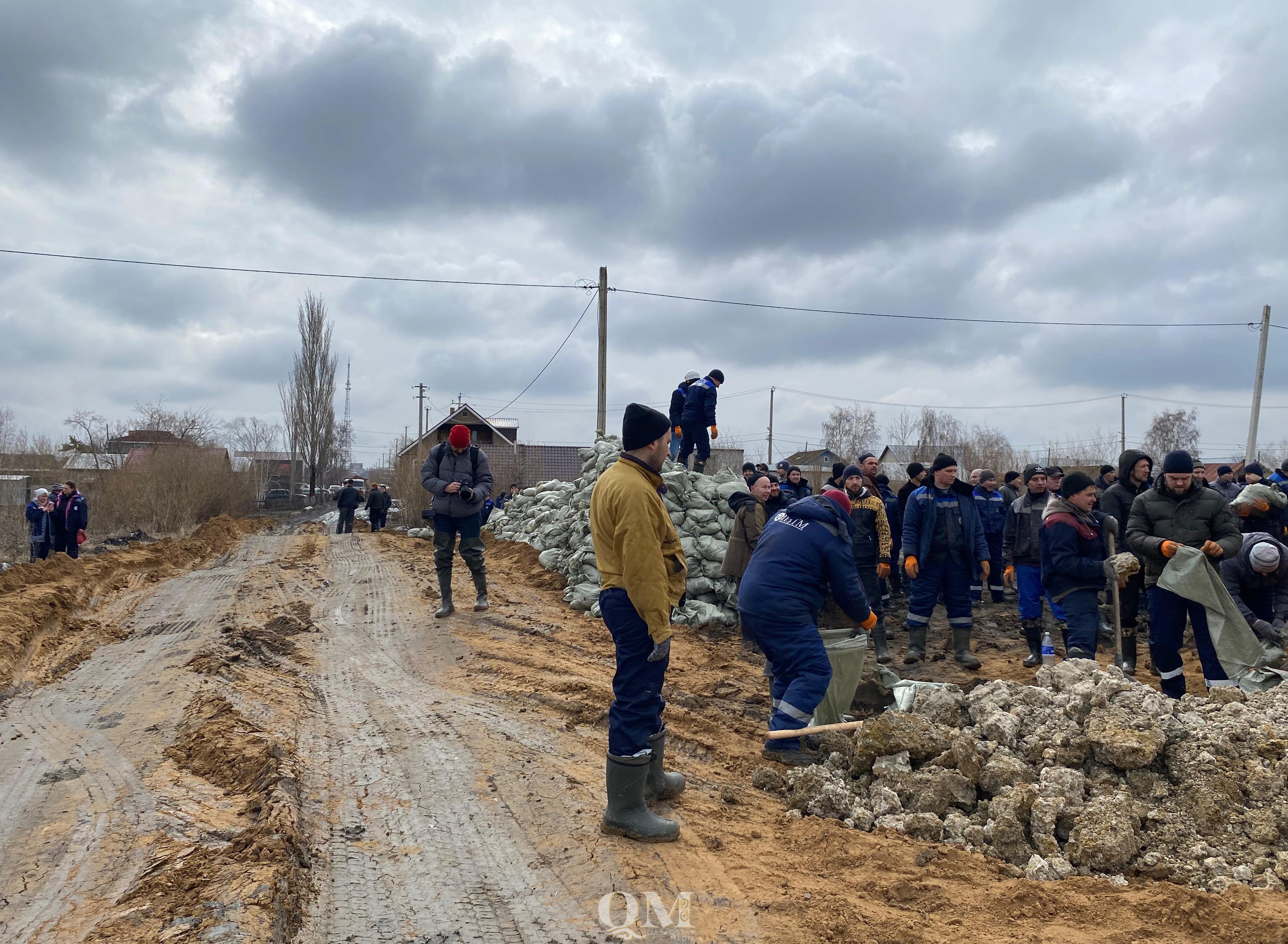 Рабочие «ПЗТМ» помогают укреплять дамбу в Петропавловске