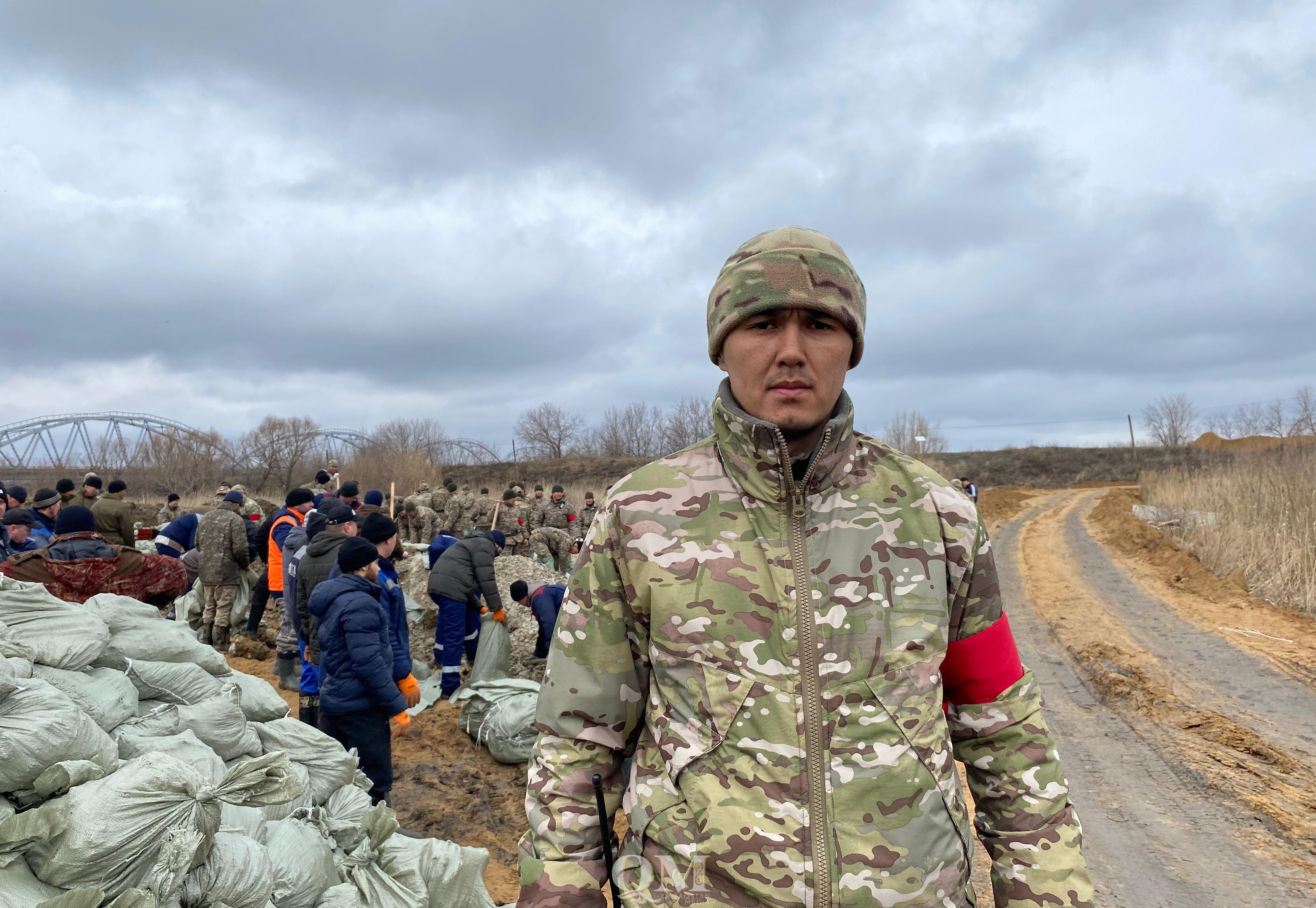 Рабочие «ПЗТМ» помогают укреплять дамбу в Петропавловске