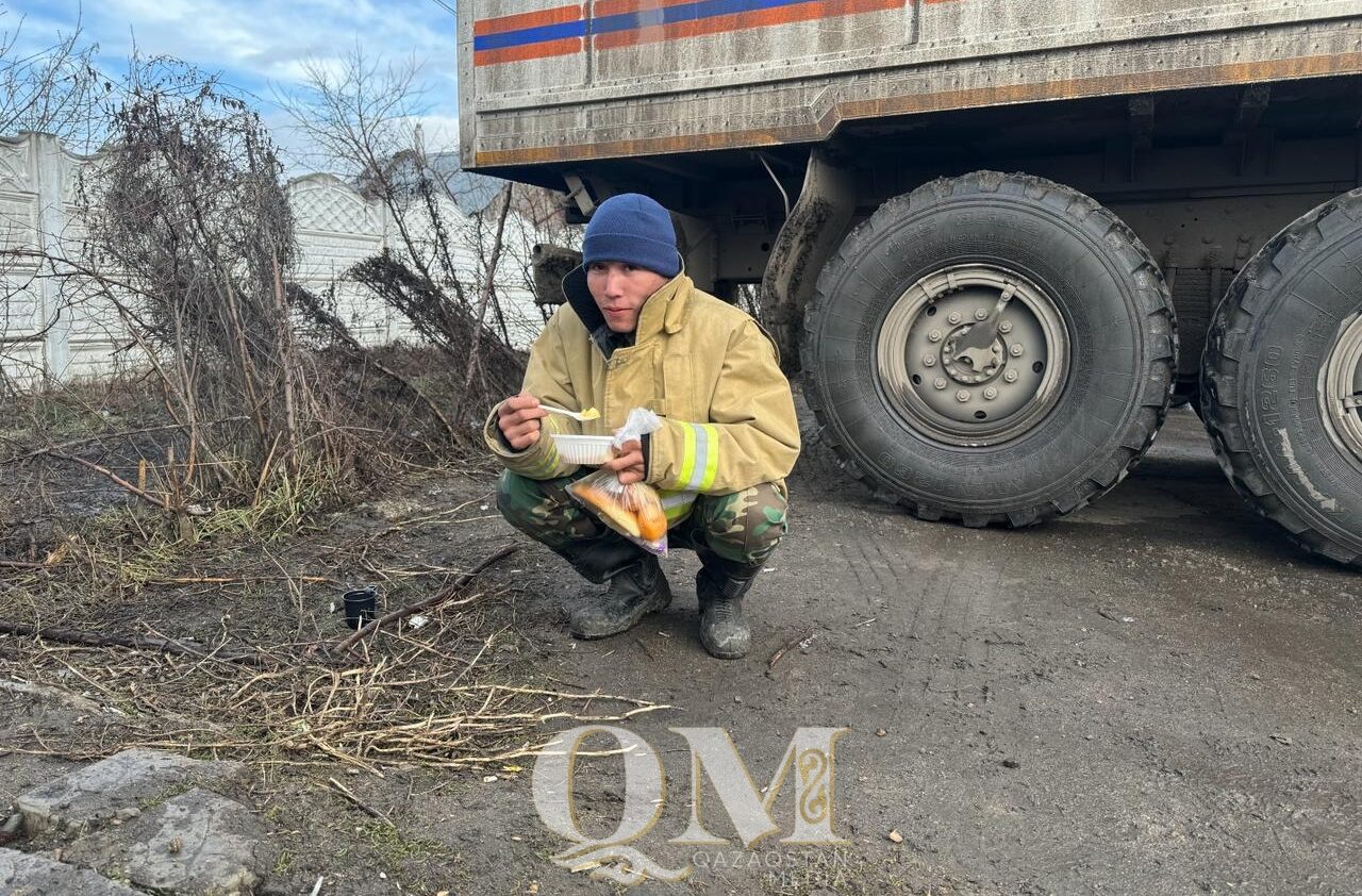 Ветераны кормят горячими обедами спасателей, которые приехали бороться с паводком в СКО