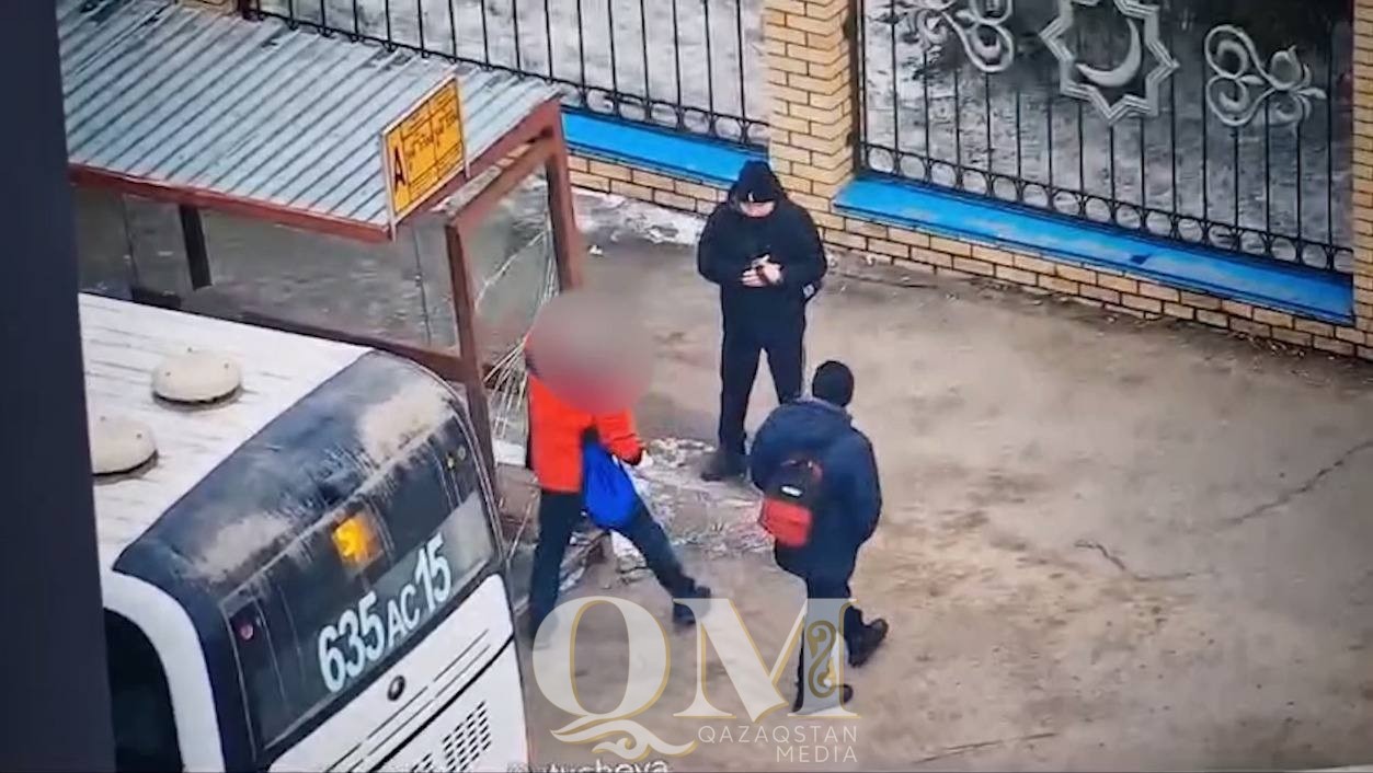 Утром 31 марта в управление полиции Петропавловска поступило сообщение, что по улице Назарбаева неизвестный мужчина в красной куртке разбил остановочный павильон. Информацию передали всем дежурным нарядам и автопатрулям