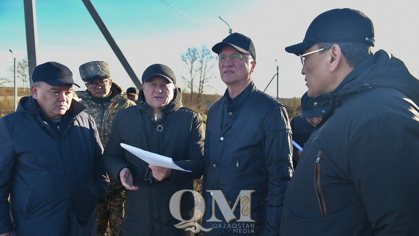 ТОО «Кызылжар су» в Петропавловске поднимает дамбу, чтобы защитить насосную станцию