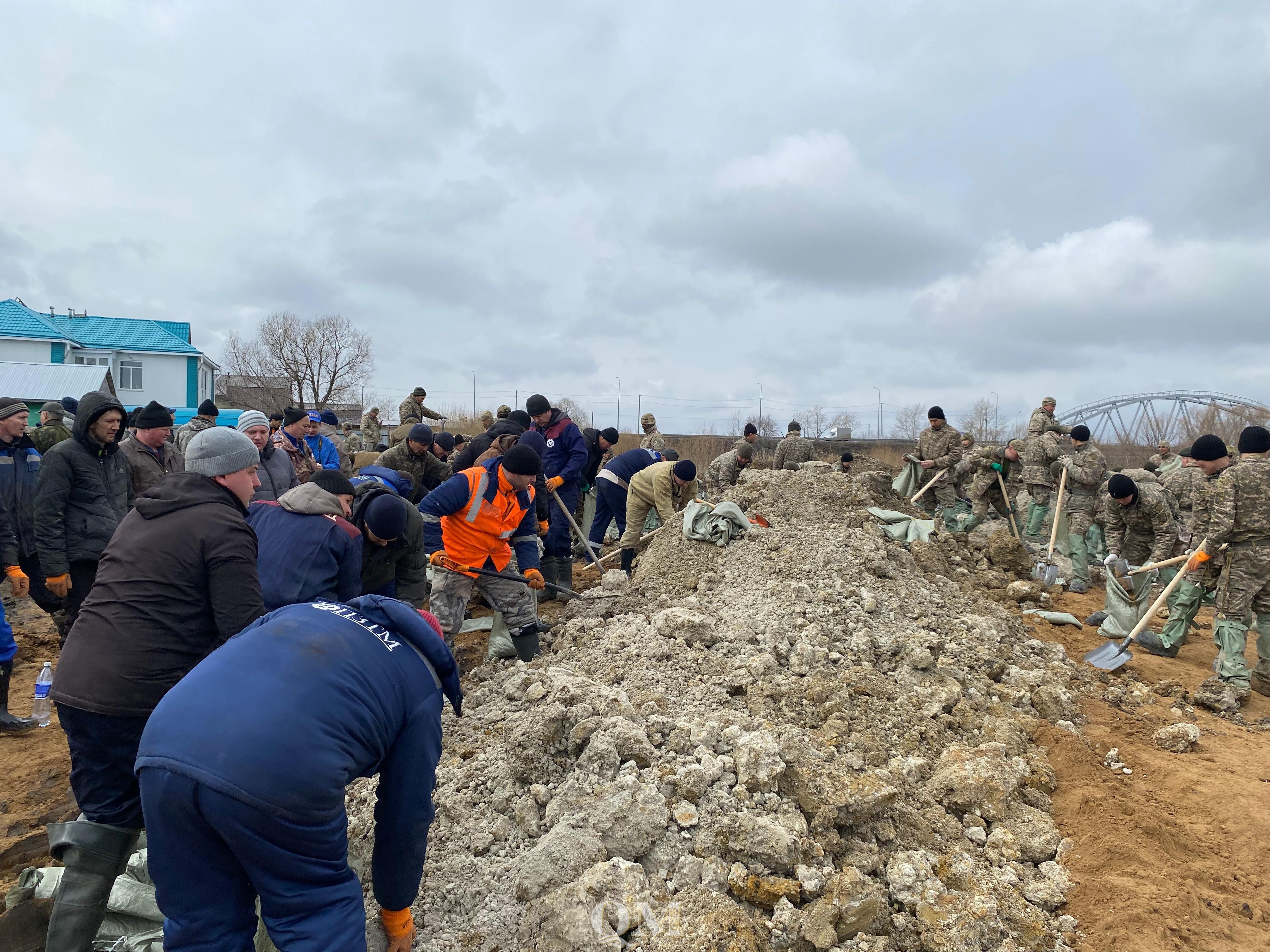 Петропавлда бөгеттерді нығайту жұмыстарына зауыт қызметкерлері де қатысып жатыр