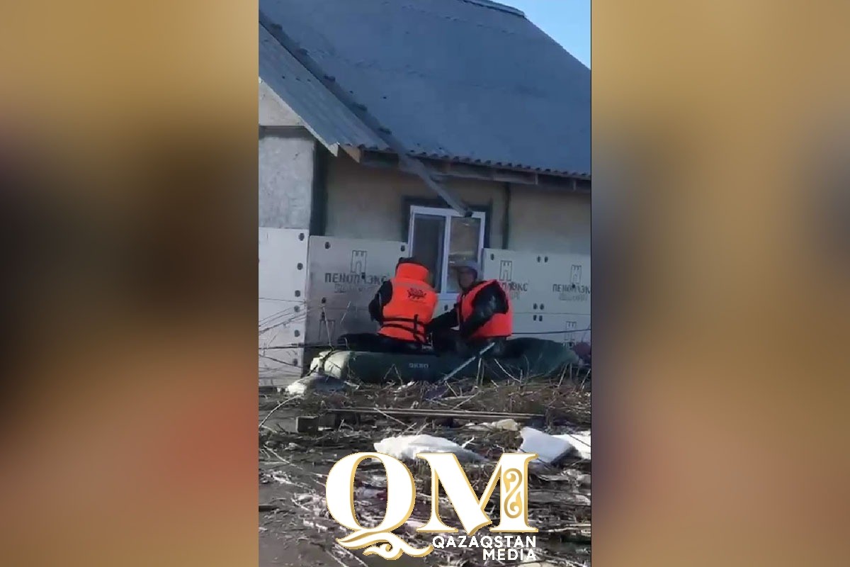 В затопленный дом на лодке хотели попасть жители Петропавловска