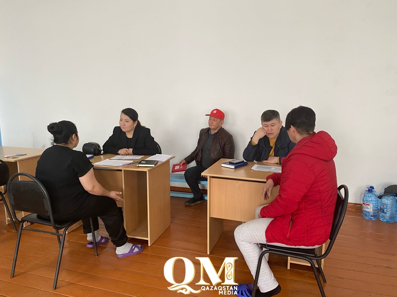 Су тасқынынан зардап шеккендерге түрлі сала мамандары тегін кеңес беріп жатыр