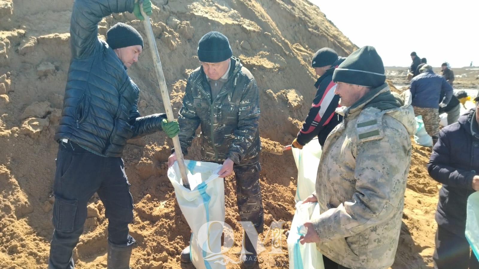 Волонтеры Жамбылского района помогают строить дамбу в селе Боголюбово